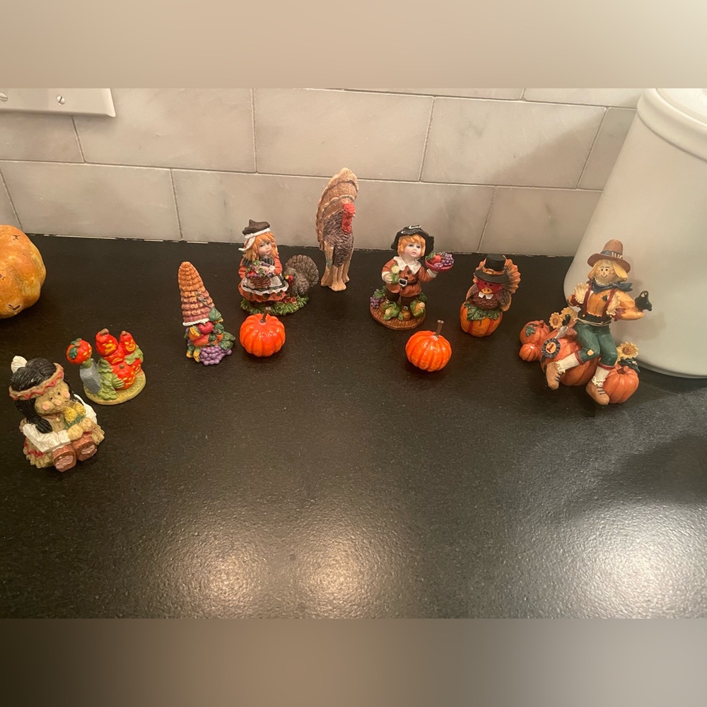 Vintage Thanksgiving Pilgrim & Native Indian Resin Set, EUC